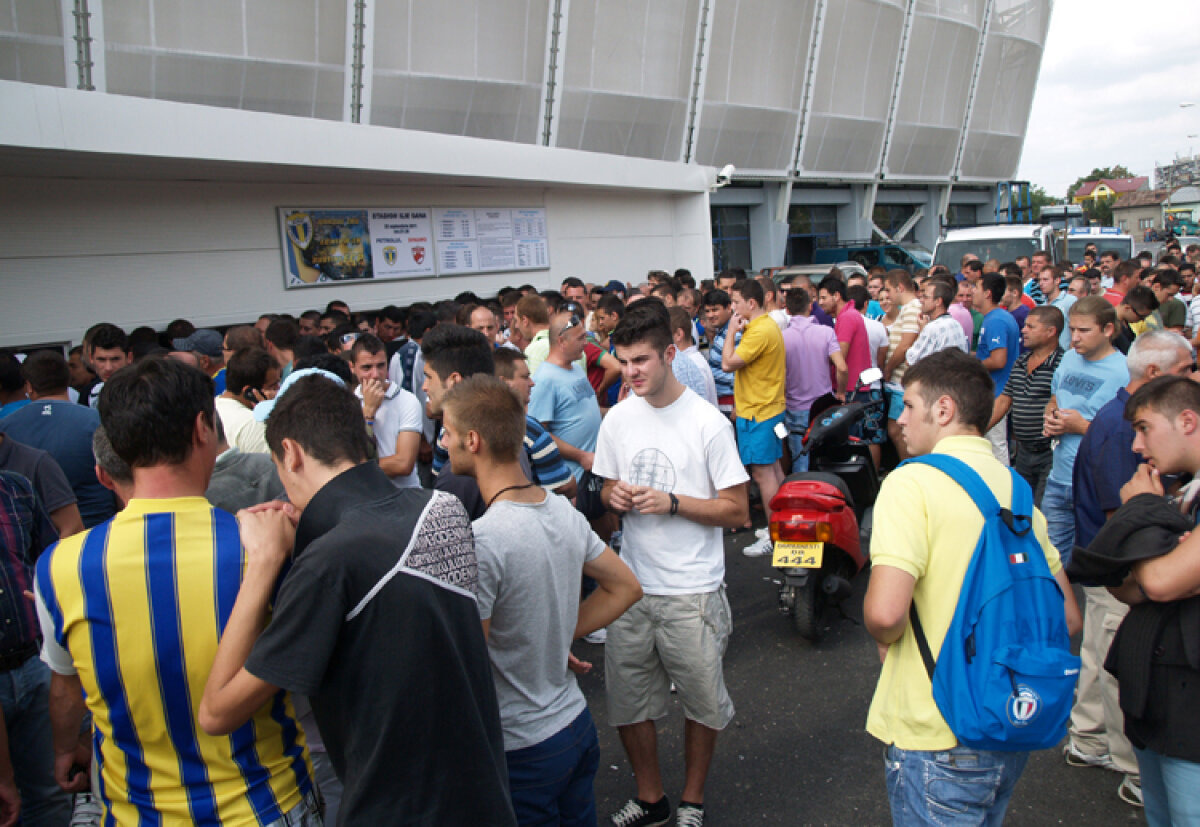 FOTO Euforie la Ploieşti » Suporterii Petrolului au luat cu asalt casele de bilete de la noul "Ilie Oană"