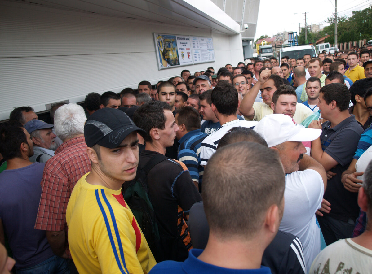 FOTO Euforie la Ploieşti » Suporterii Petrolului au luat cu asalt casele de bilete de la noul "Ilie Oană"