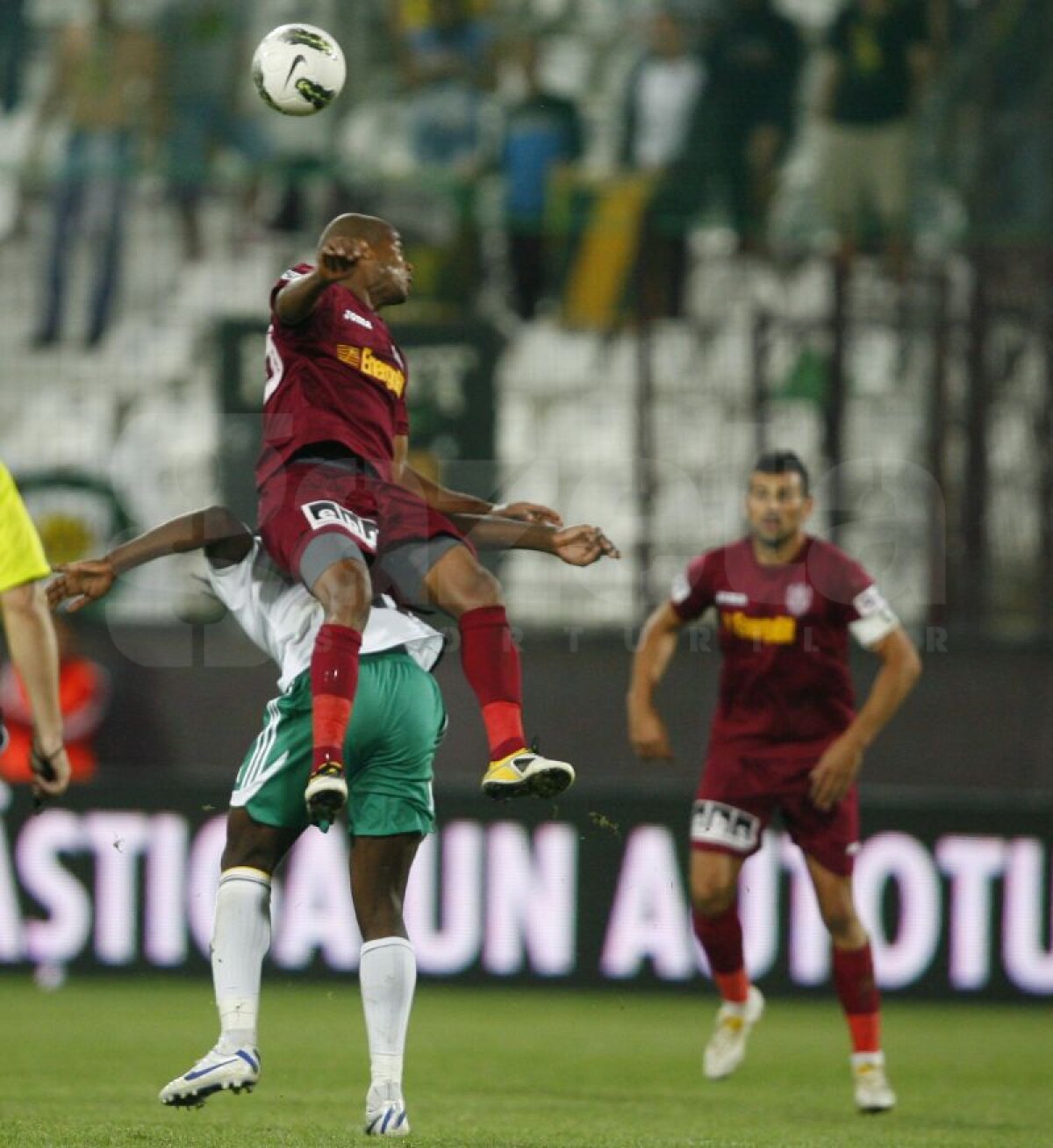 VIDEO şi FOTO Fotbal sau război? » 36 de copci pentru Beto!