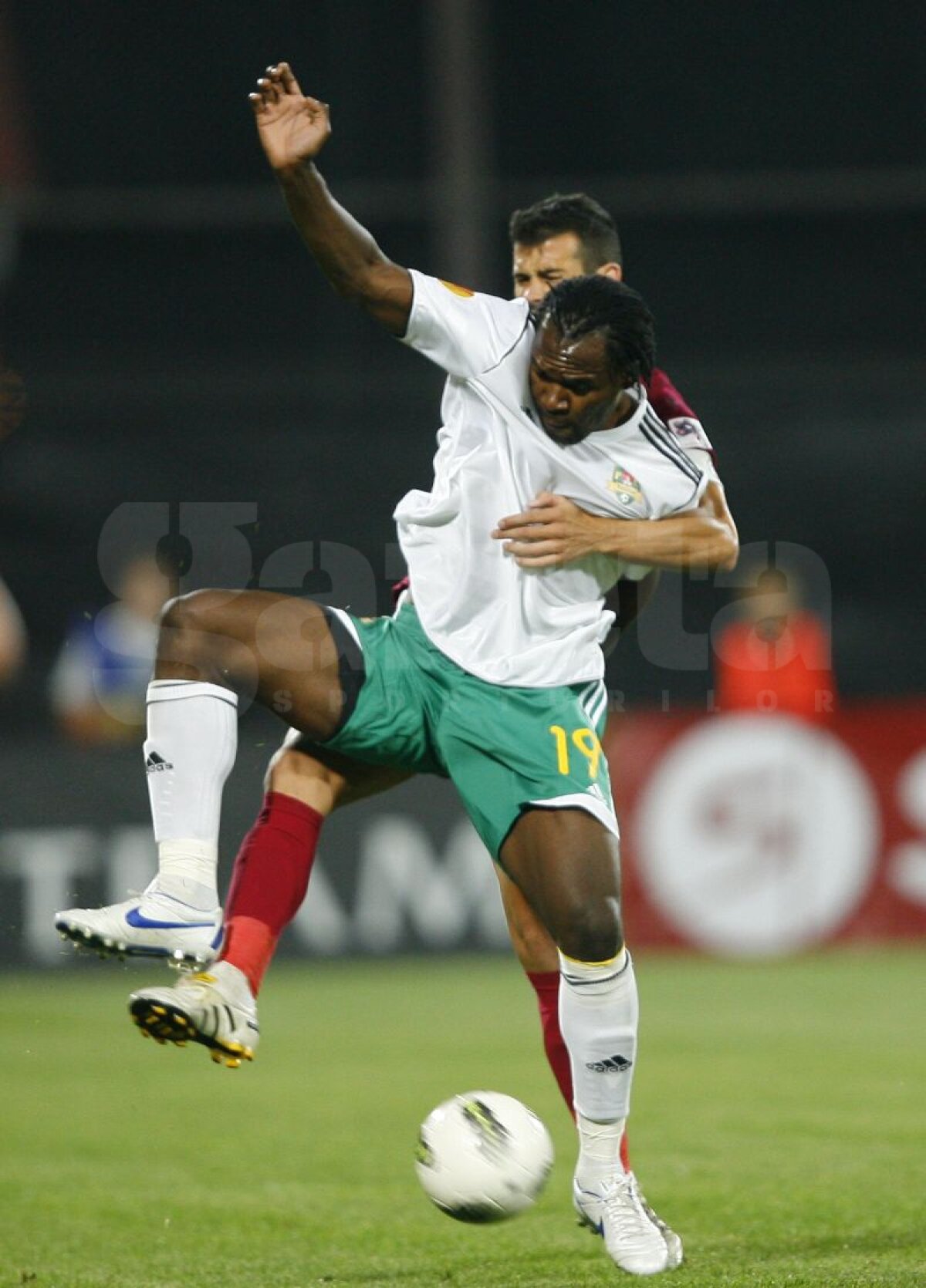 VIDEO şi FOTO Fotbal sau război? » 36 de copci pentru Beto!