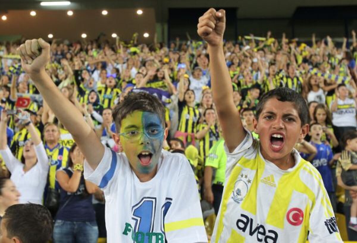 FOTO Interzis bărbaţilor » Metodă originală a turcilor pentru a combate violenţa de pe stadioane