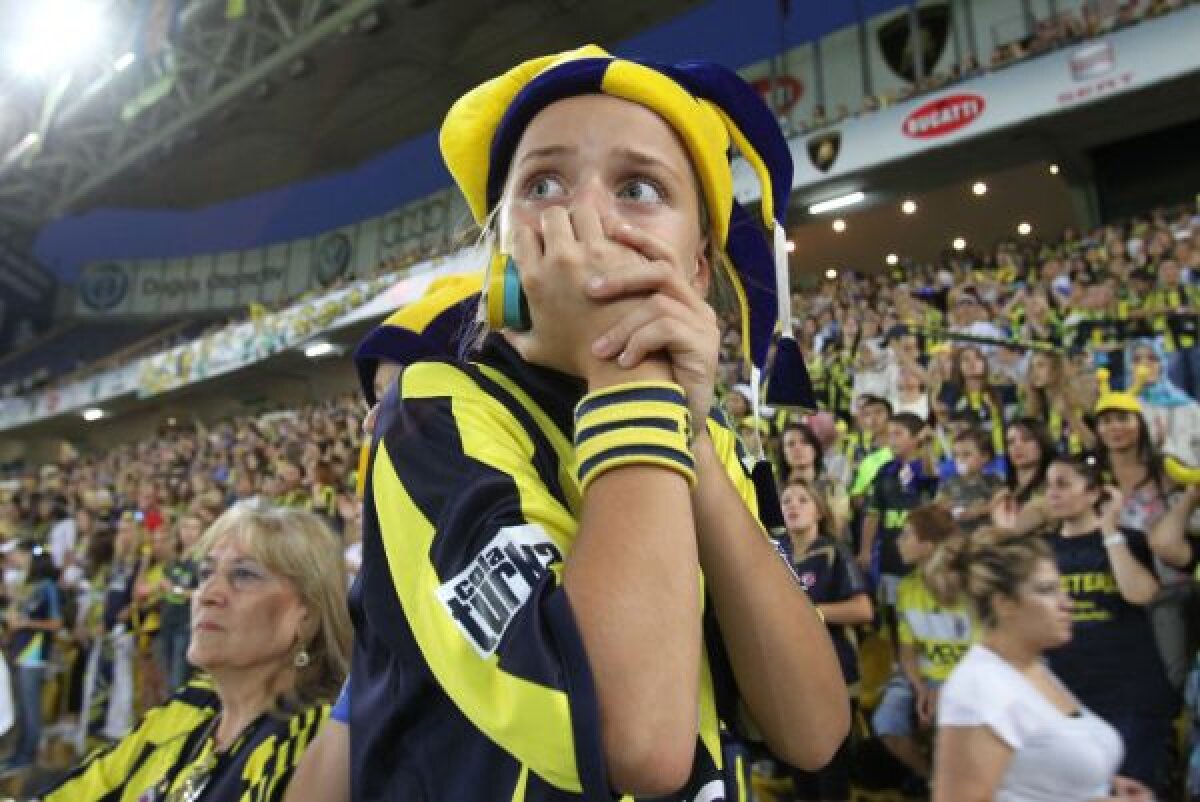 FOTO Interzis bărbaţilor » Metodă originală a turcilor pentru a combate violenţa de pe stadioane