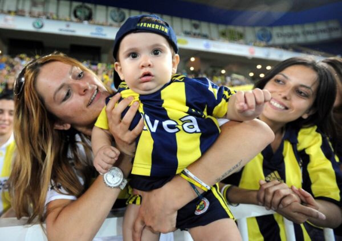 FOTO Interzis bărbaţilor » Metodă originală a turcilor pentru a combate violenţa de pe stadioane