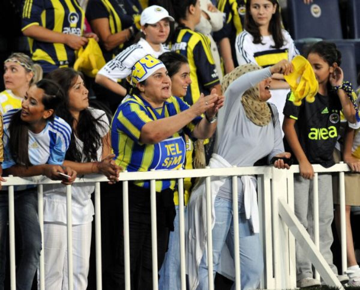 FOTO Interzis bărbaţilor » Metodă originală a turcilor pentru a combate violenţa de pe stadioane