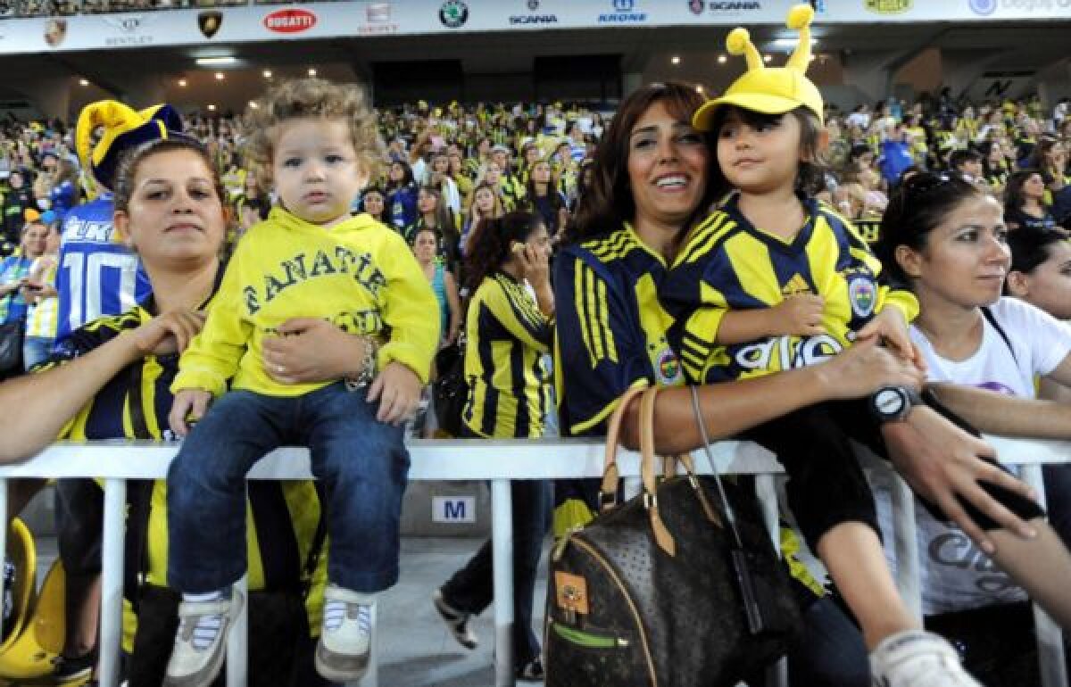 FOTO Interzis bărbaţilor » Metodă originală a turcilor pentru a combate violenţa de pe stadioane