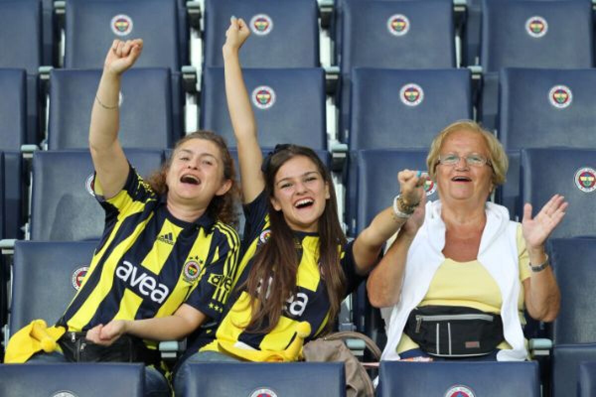 FOTO Interzis bărbaţilor » Metodă originală a turcilor pentru a combate violenţa de pe stadioane