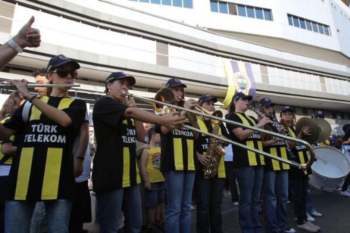 FOTO Interzis bărbaţilor » Metodă originală a turcilor pentru a combate violenţa de pe stadioane