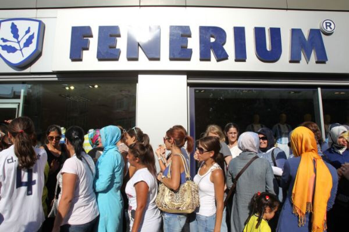 FOTO Interzis bărbaţilor » Metodă originală a turcilor pentru a combate violenţa de pe stadioane