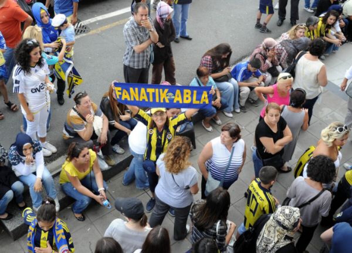 FOTO Interzis bărbaţilor » Metodă originală a turcilor pentru a combate violenţa de pe stadioane