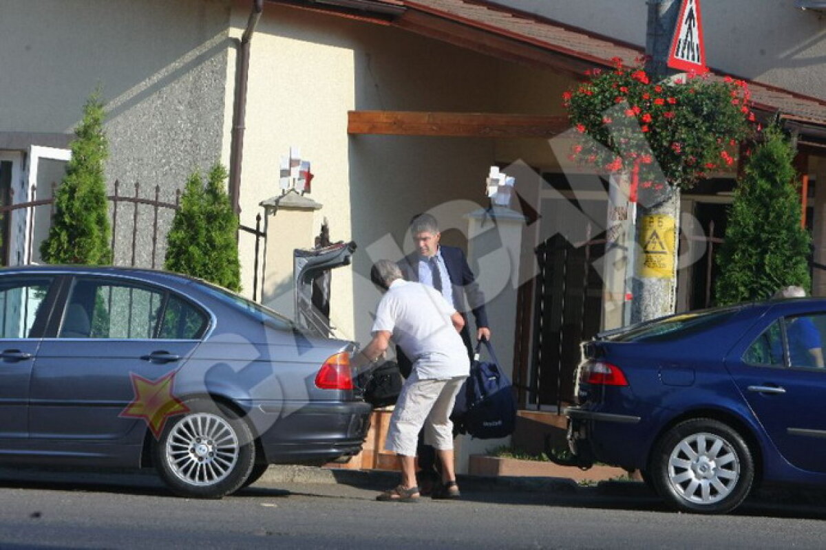 GALERIE FOTO Cancan susţine că brigada de la FCM Tg. Mureş-U Cluj a petrecut cu femei înainte de meci