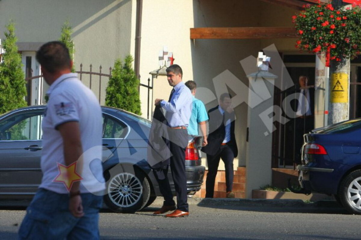 GALERIE FOTO Cancan susţine că brigada de la FCM Tg. Mureş-U Cluj a petrecut cu femei înainte de meci