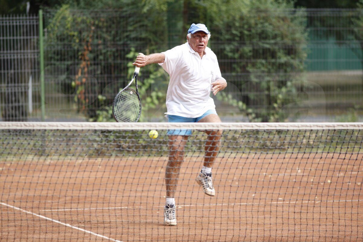 Ioan Holender conduce cu mînă sigură Festivalul George Enescu şi racheta de tenis: "Sportul este drogul meu"