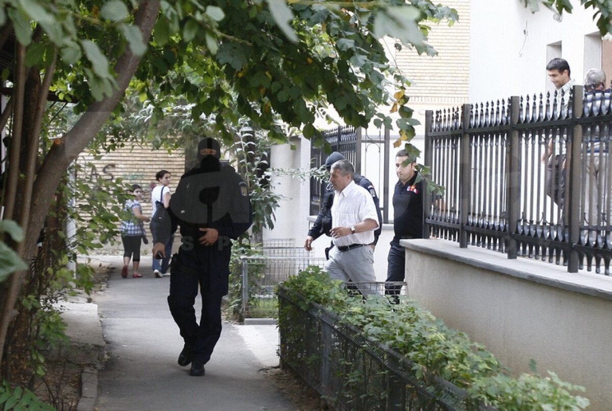 Vasile Avram scos cu CĂTUŞE la mîini din sediul DNA. Are ordonanţă pentru 24 de ore pentru luare de mită