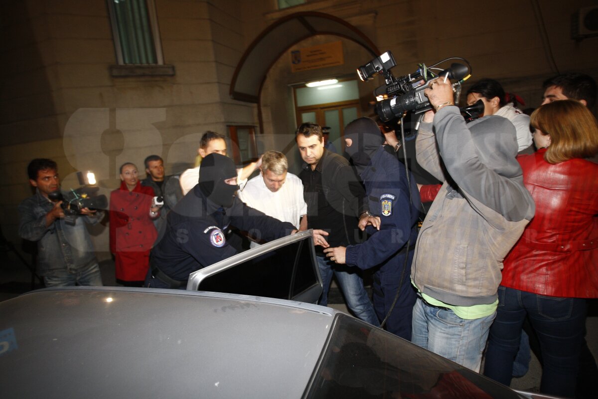 Vasile Avram scos cu CĂTUŞE la mîini din sediul DNA. Are ordonanţă pentru 24 de ore pentru luare de mită