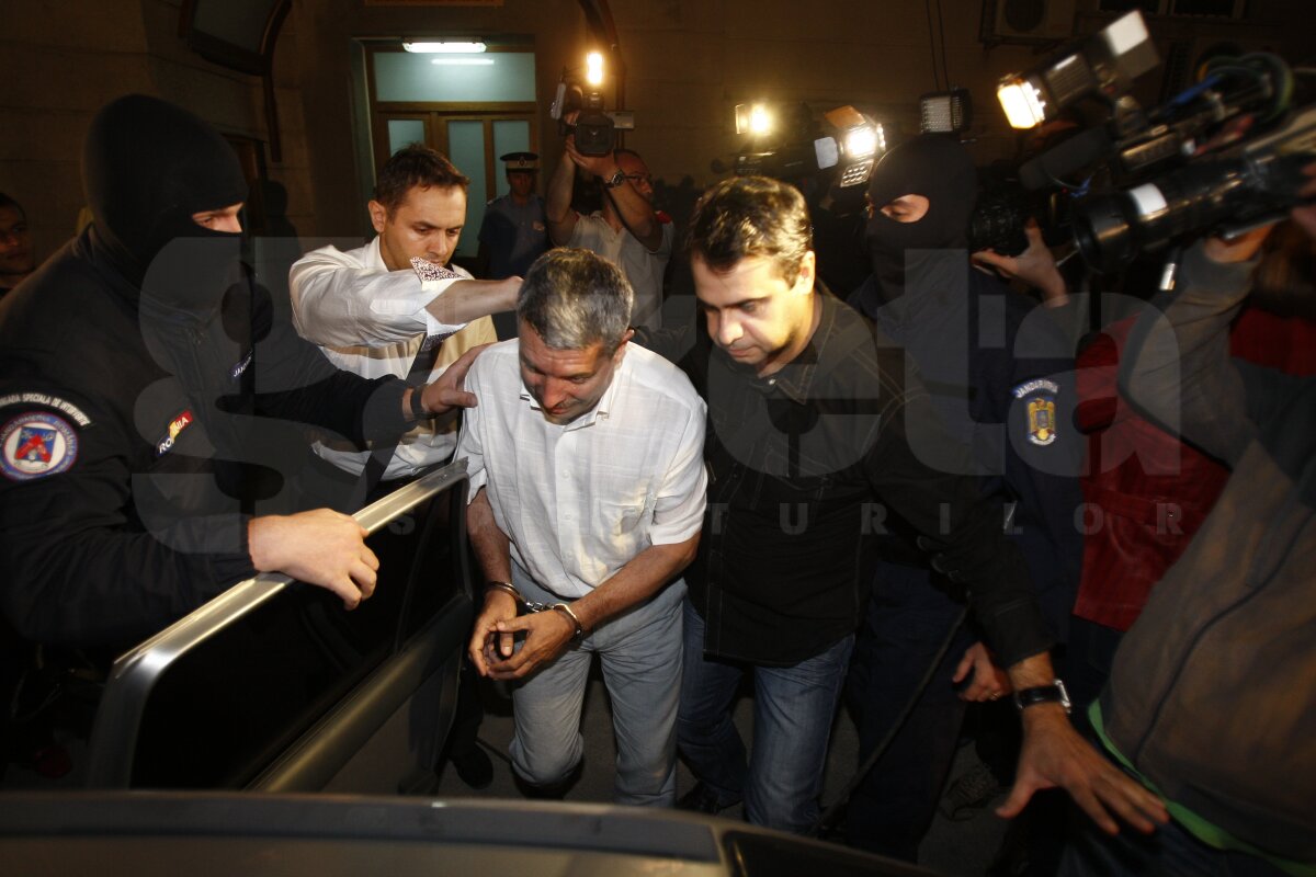 Vasile Avram scos cu CĂTUŞE la mîini din sediul DNA. Are ordonanţă pentru 24 de ore pentru luare de mită