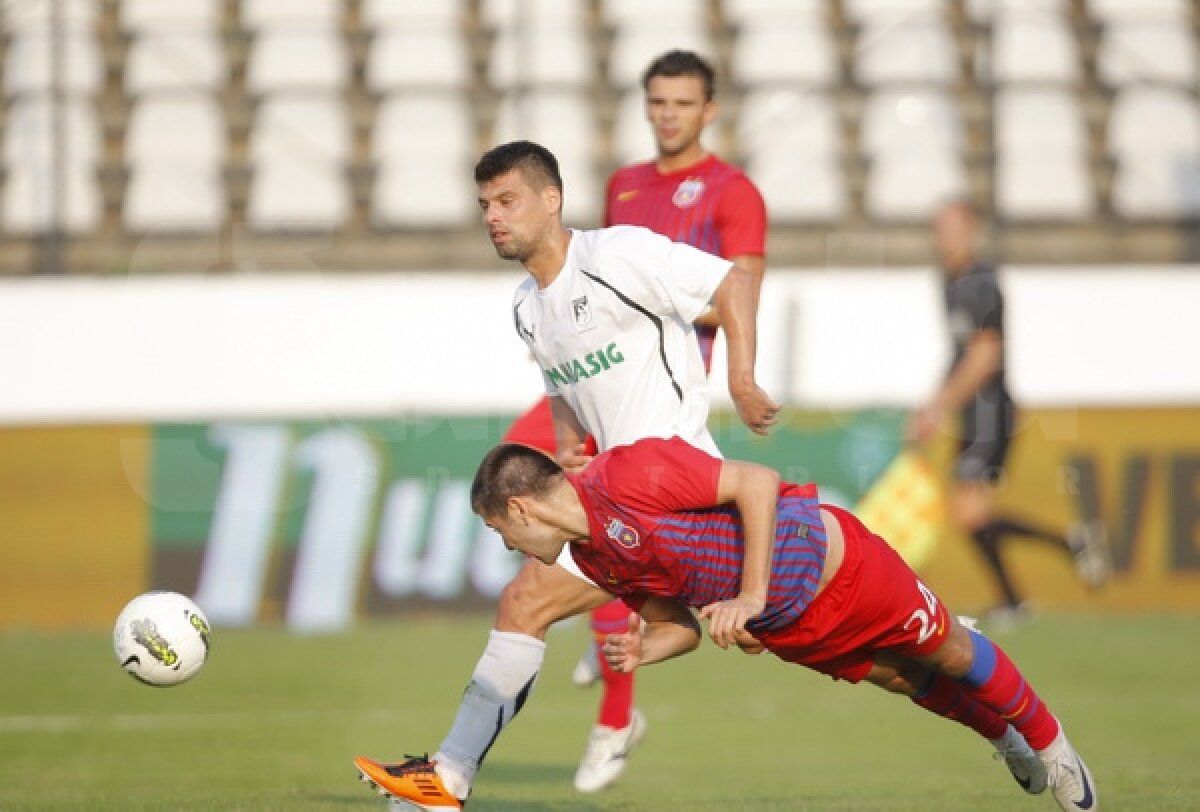 Steaua n-a reuşit să cîştige în Regie » Sportul - Steaua 0-0