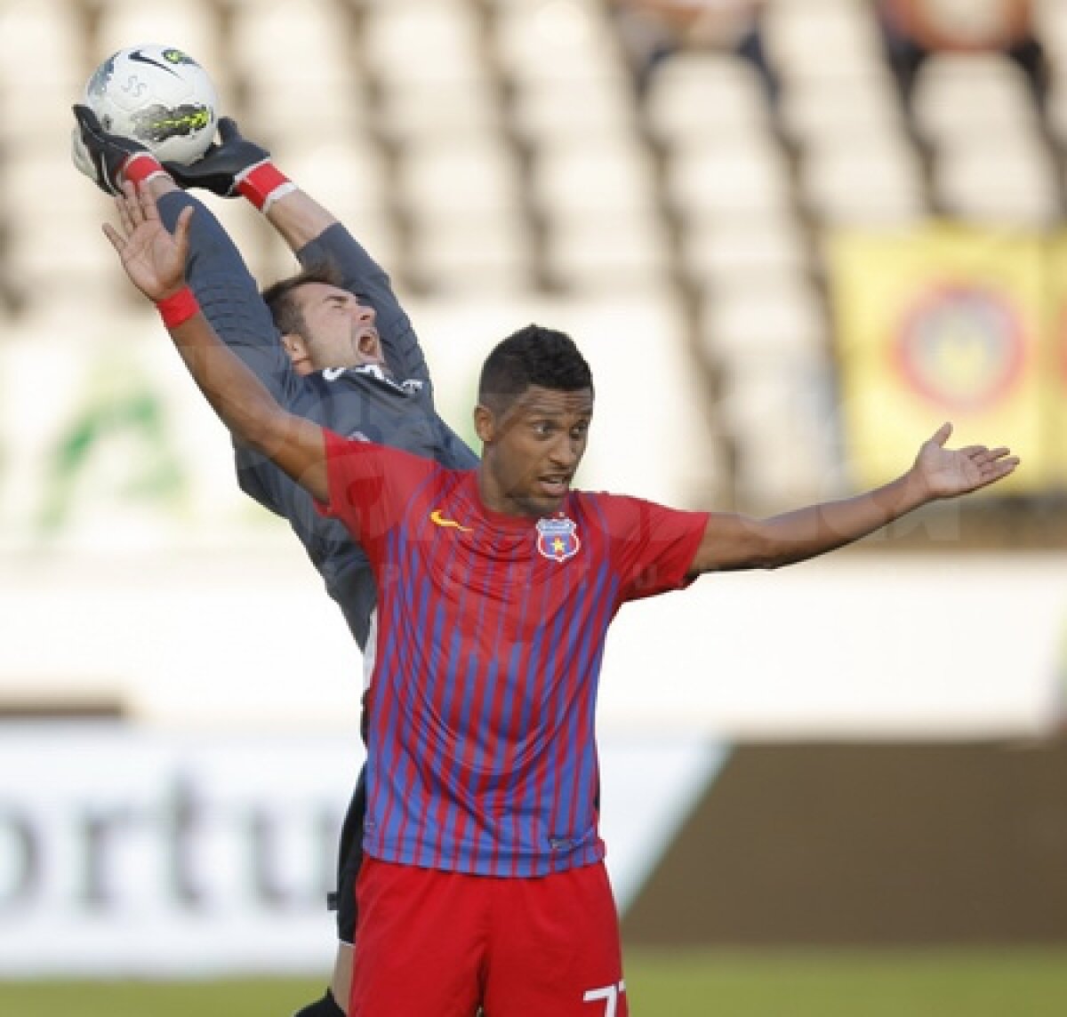 Steaua n-a reuşit să cîştige în Regie » Sportul - Steaua 0-0