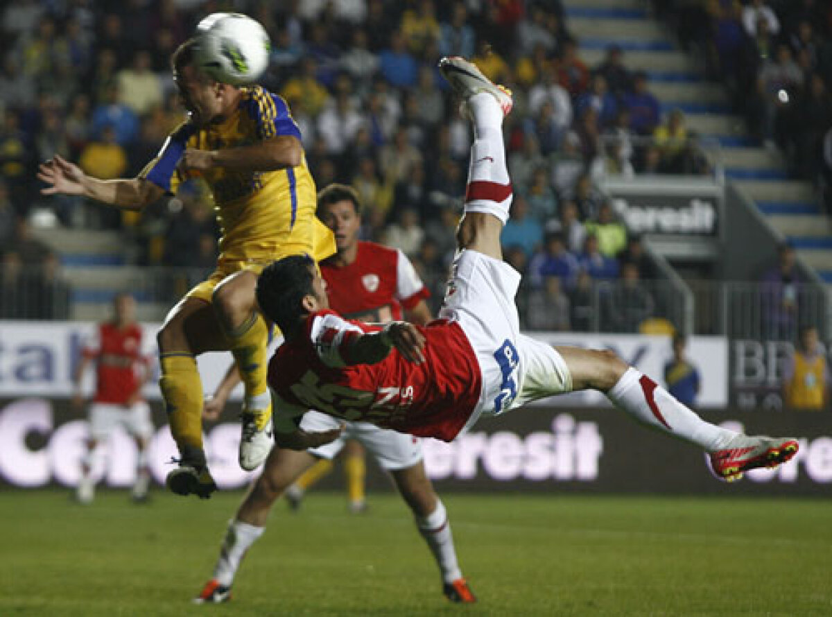 VIDEO Lupii gălbejiţi! » Petrolul a pierdut la scor primul meci oficial pe Ilie Oană