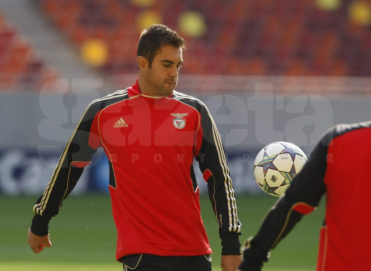 FOTO Benfica s-a antrenat pe terenul de coşmar de la România - Franţa. Rezistă!