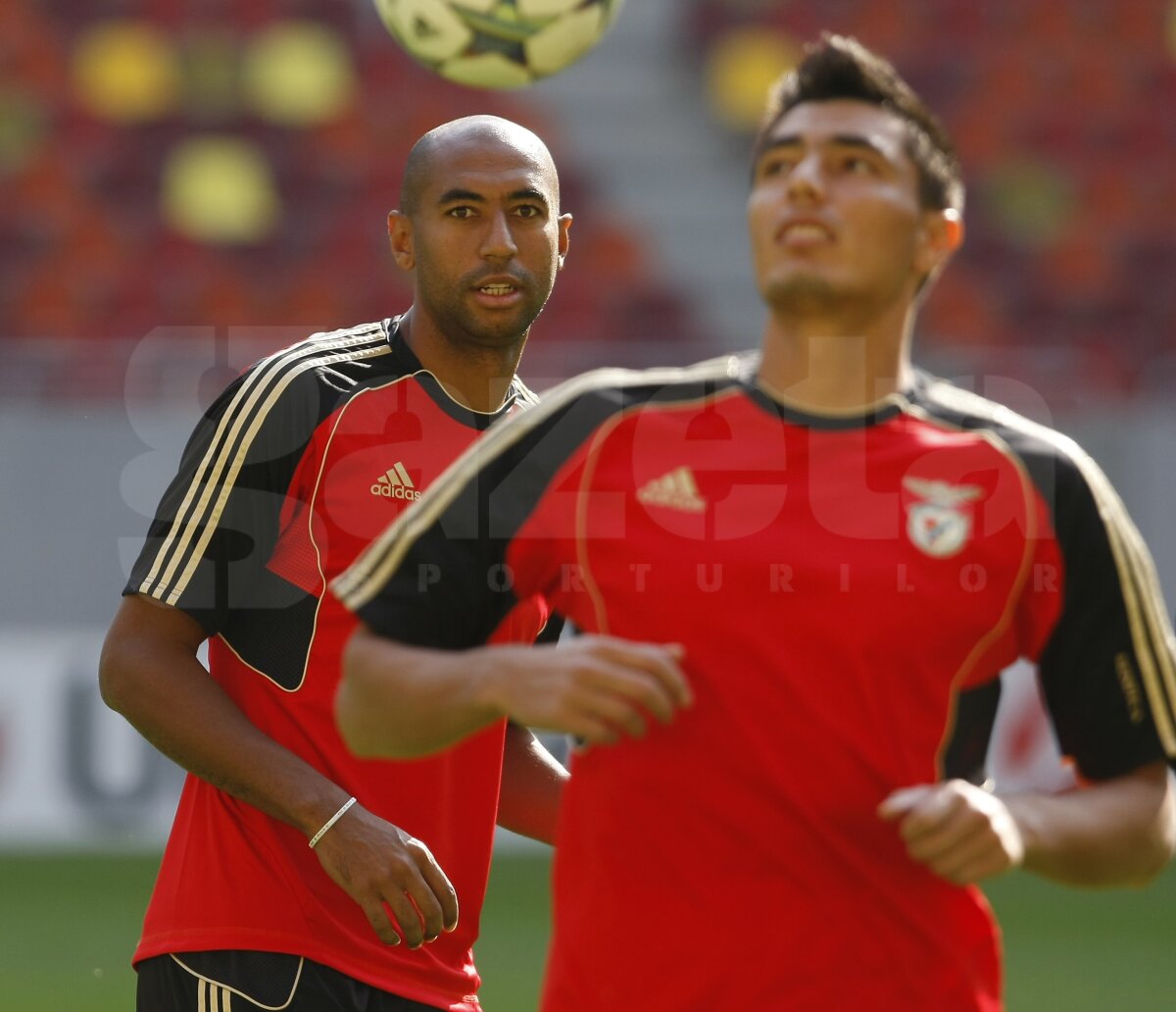 FOTO Benfica s-a antrenat pe terenul de coşmar de la România - Franţa. Rezistă!