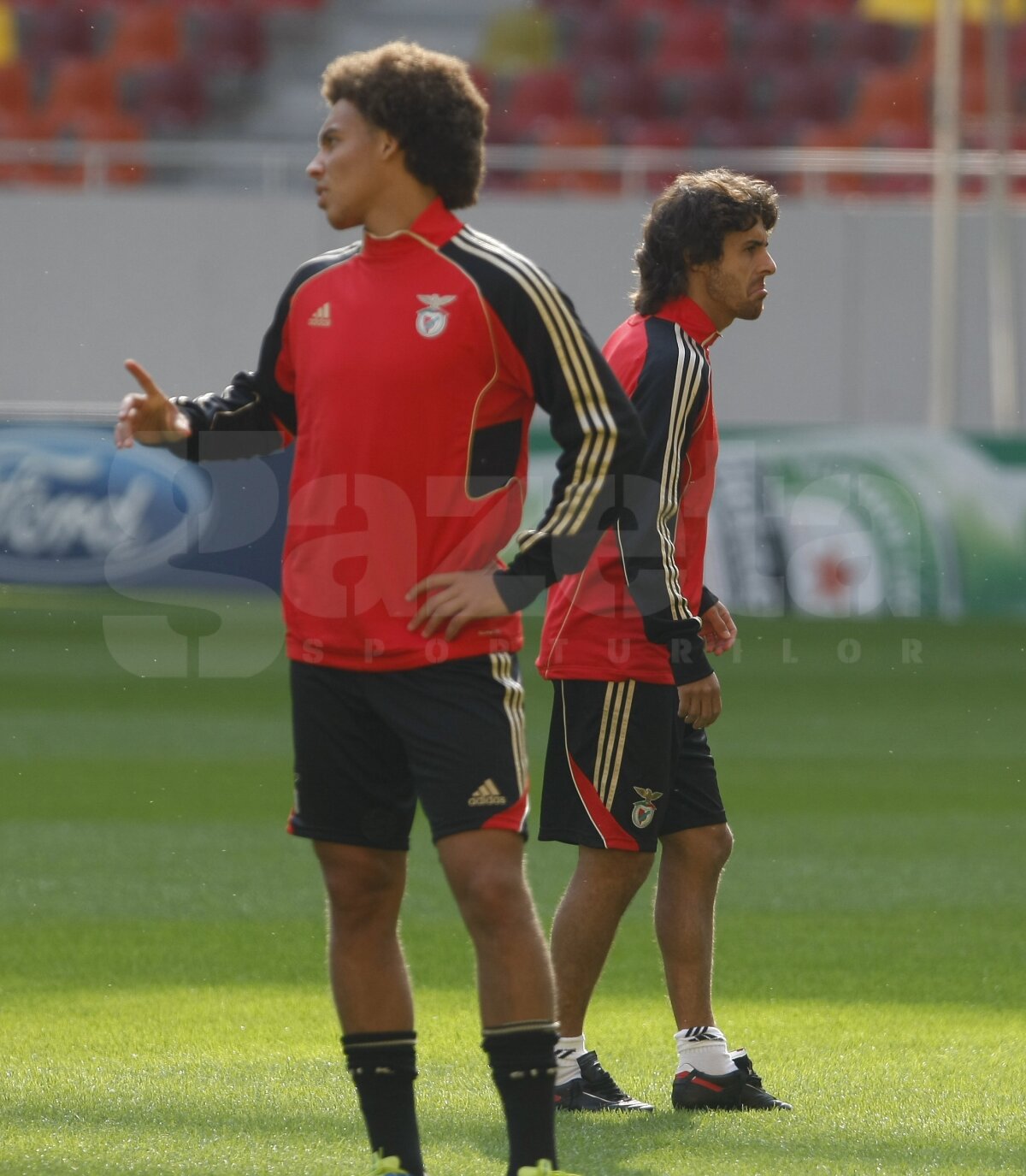 FOTO Benfica s-a antrenat pe terenul de coşmar de la România - Franţa. Rezistă!