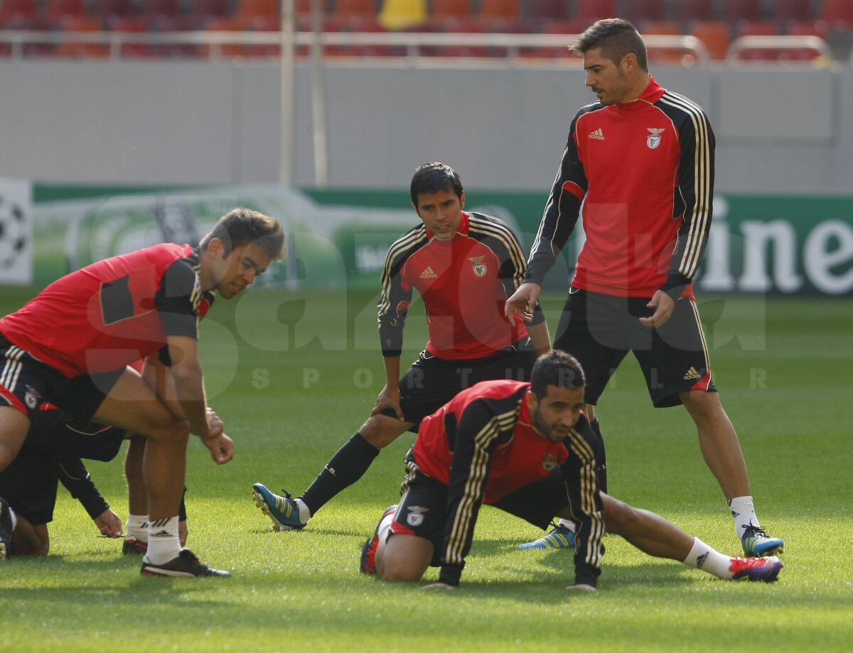 FOTO Benfica s-a antrenat pe terenul de coşmar de la România - Franţa. Rezistă!