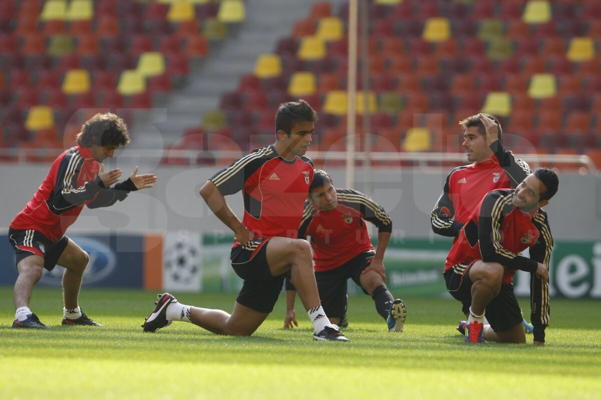 FOTO Benfica s-a antrenat pe terenul de coşmar de la România - Franţa. Rezistă!
