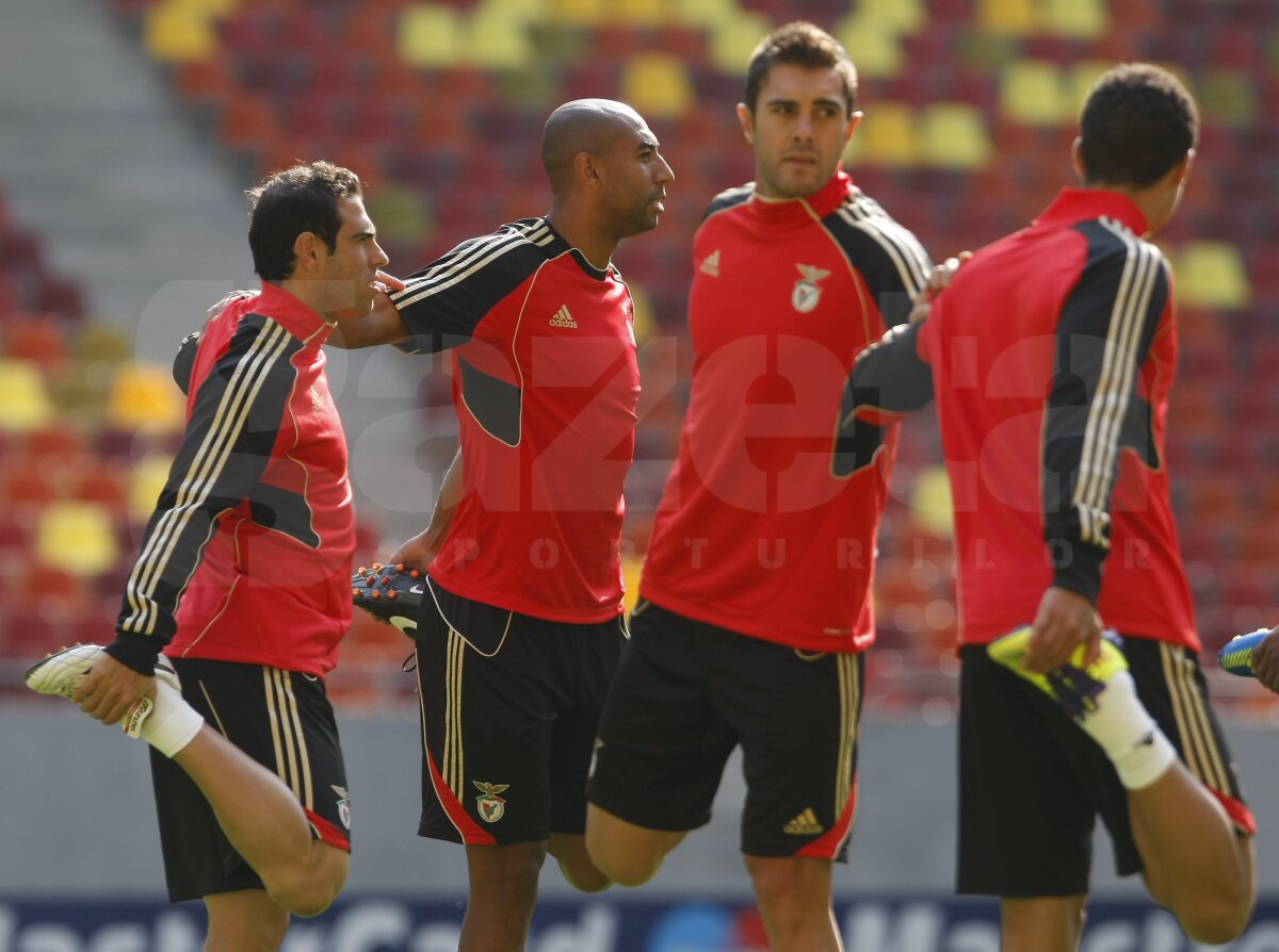 FOTO Benfica s-a antrenat pe terenul de coşmar de la România - Franţa. Rezistă!