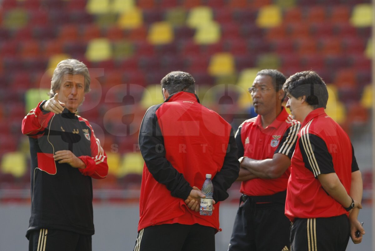 FOTO Benfica s-a antrenat pe terenul de coşmar de la România - Franţa. Rezistă!
