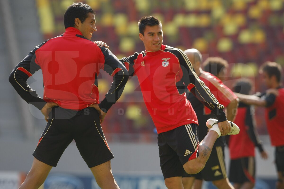 FOTO Benfica s-a antrenat pe terenul de coşmar de la România - Franţa. Rezistă!