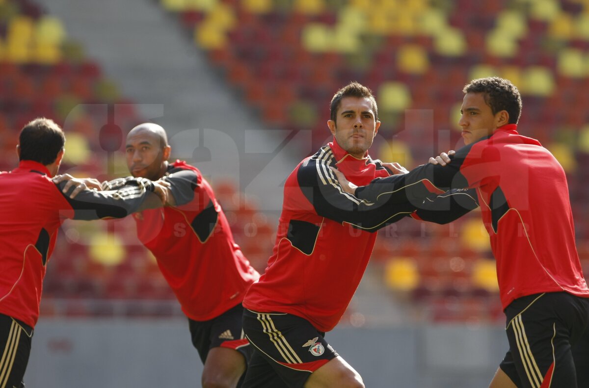 FOTO Benfica s-a antrenat pe terenul de coşmar de la România - Franţa. Rezistă!