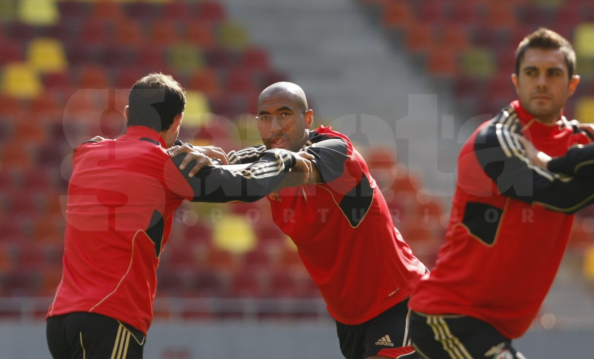 FOTO Benfica s-a antrenat pe terenul de coşmar de la România - Franţa. Rezistă!