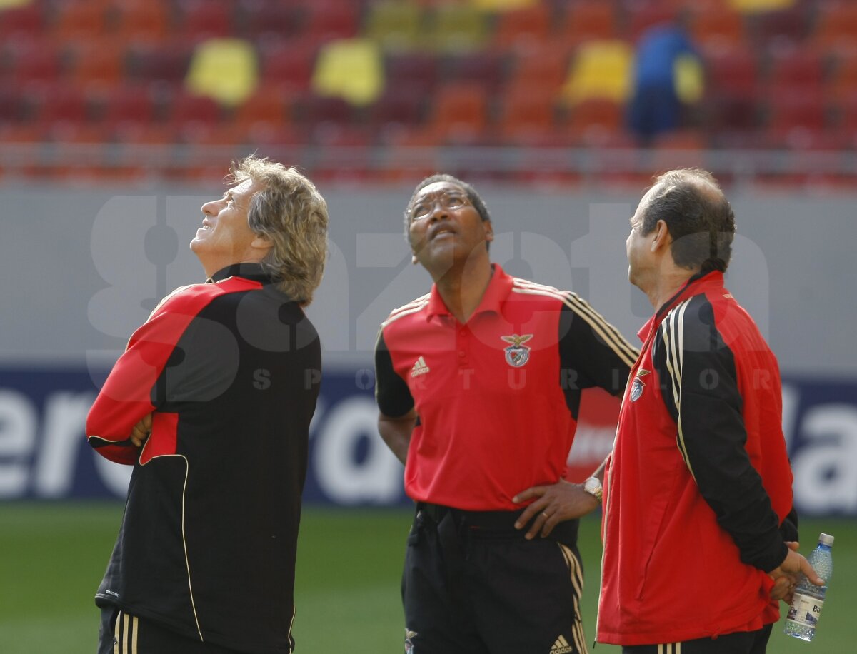 FOTO Benfica s-a antrenat pe terenul de coşmar de la România - Franţa. Rezistă!