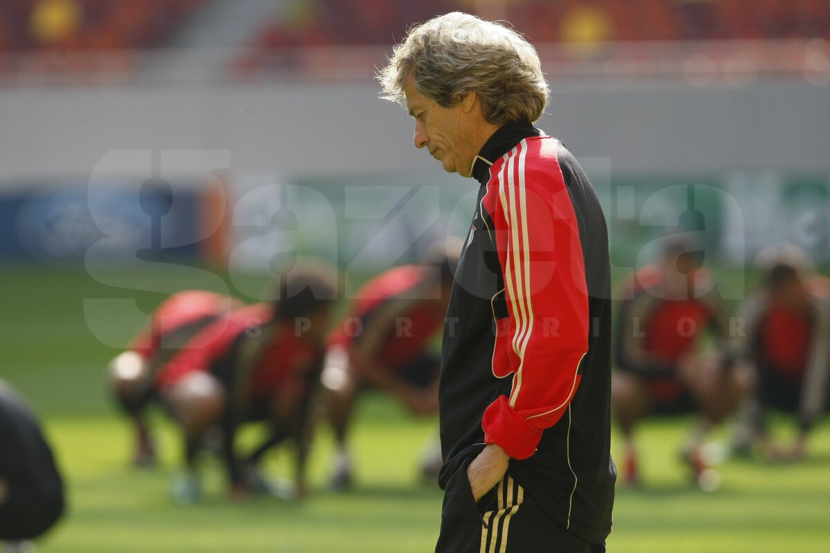 FOTO Benfica s-a antrenat pe terenul de coşmar de la România - Franţa. Rezistă!