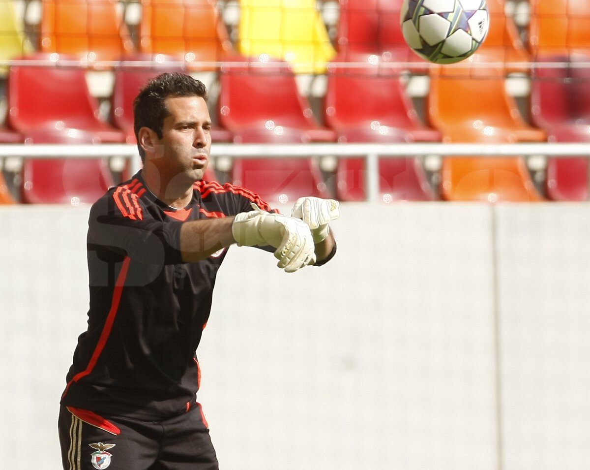 FOTO Benfica s-a antrenat pe terenul de coşmar de la România - Franţa. Rezistă!