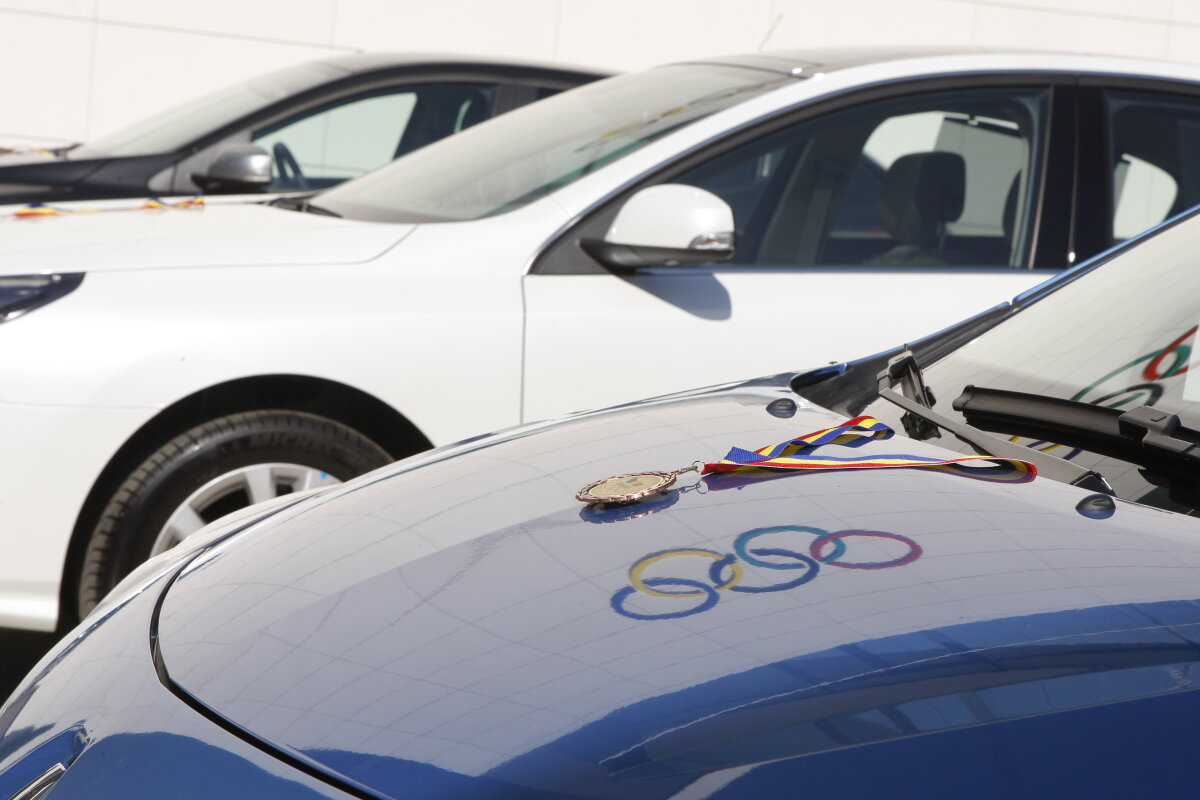 FOTO// Bani primesc, au venit şi maşinile, medalii să aducă!