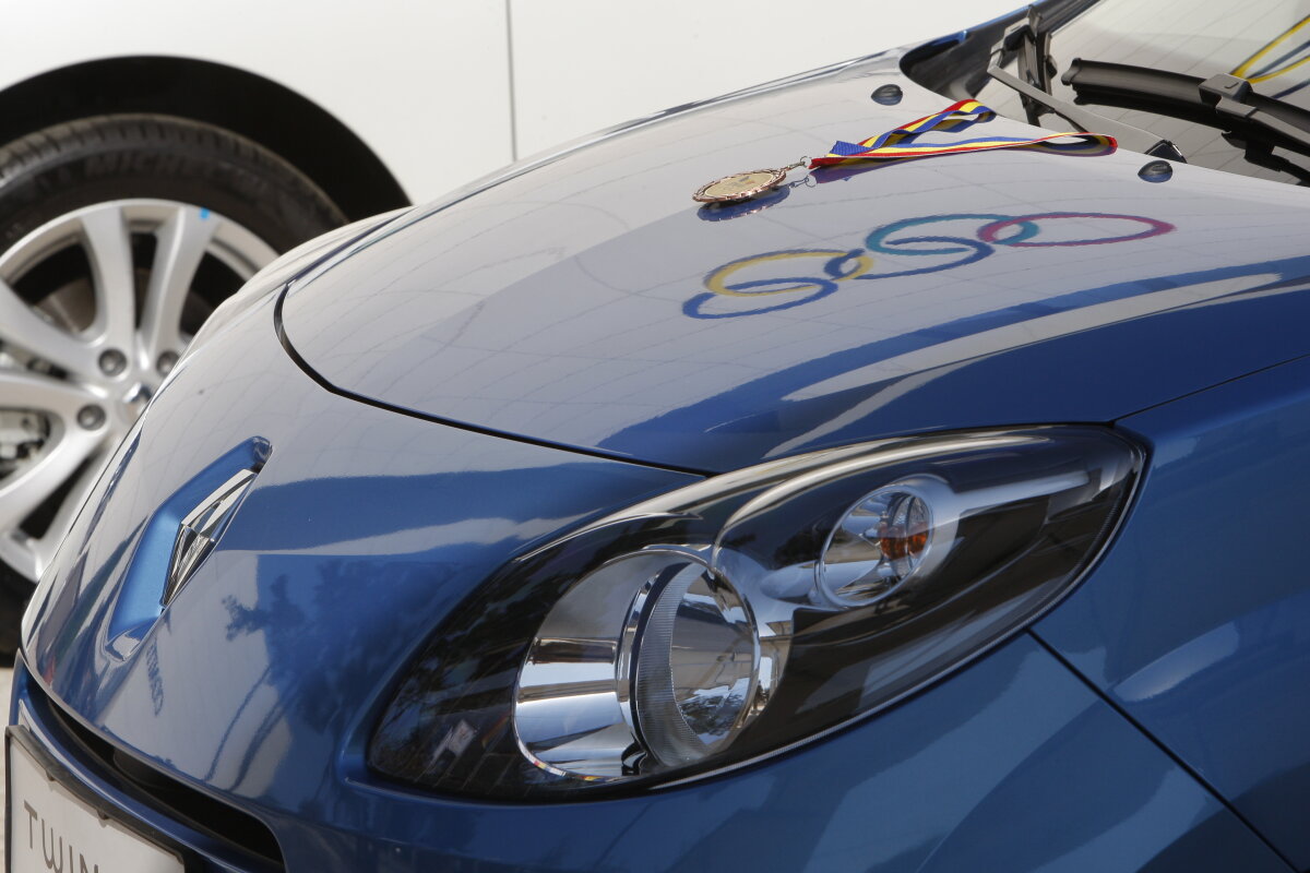 FOTO// Bani primesc, au venit şi maşinile, medalii să aducă!