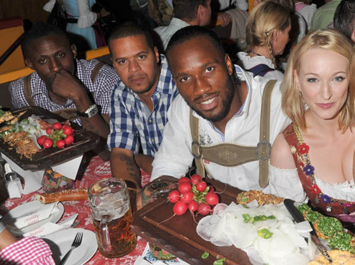 Cum se pregătesc unii de Ligă » Drogba la Oktoberfest... Valencia pe plajă