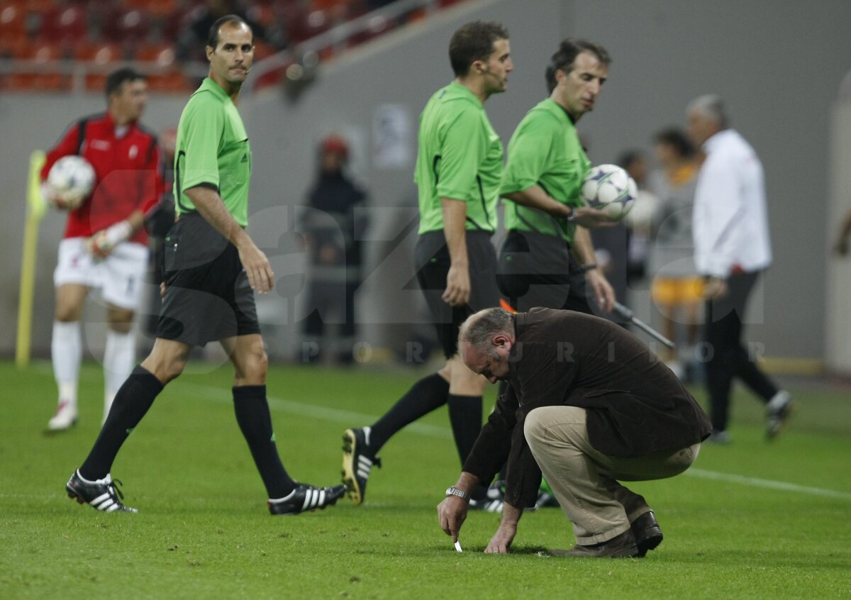 FOTO Am găsit soluţia pentru iarba de pe Naţional Arena » Băgăm spaima-n cîrtiţe :D