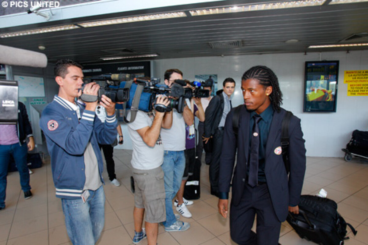 FOTO Avionul lui PSV a sosit la Bucureşti cu o întîrziere de 20 de minute