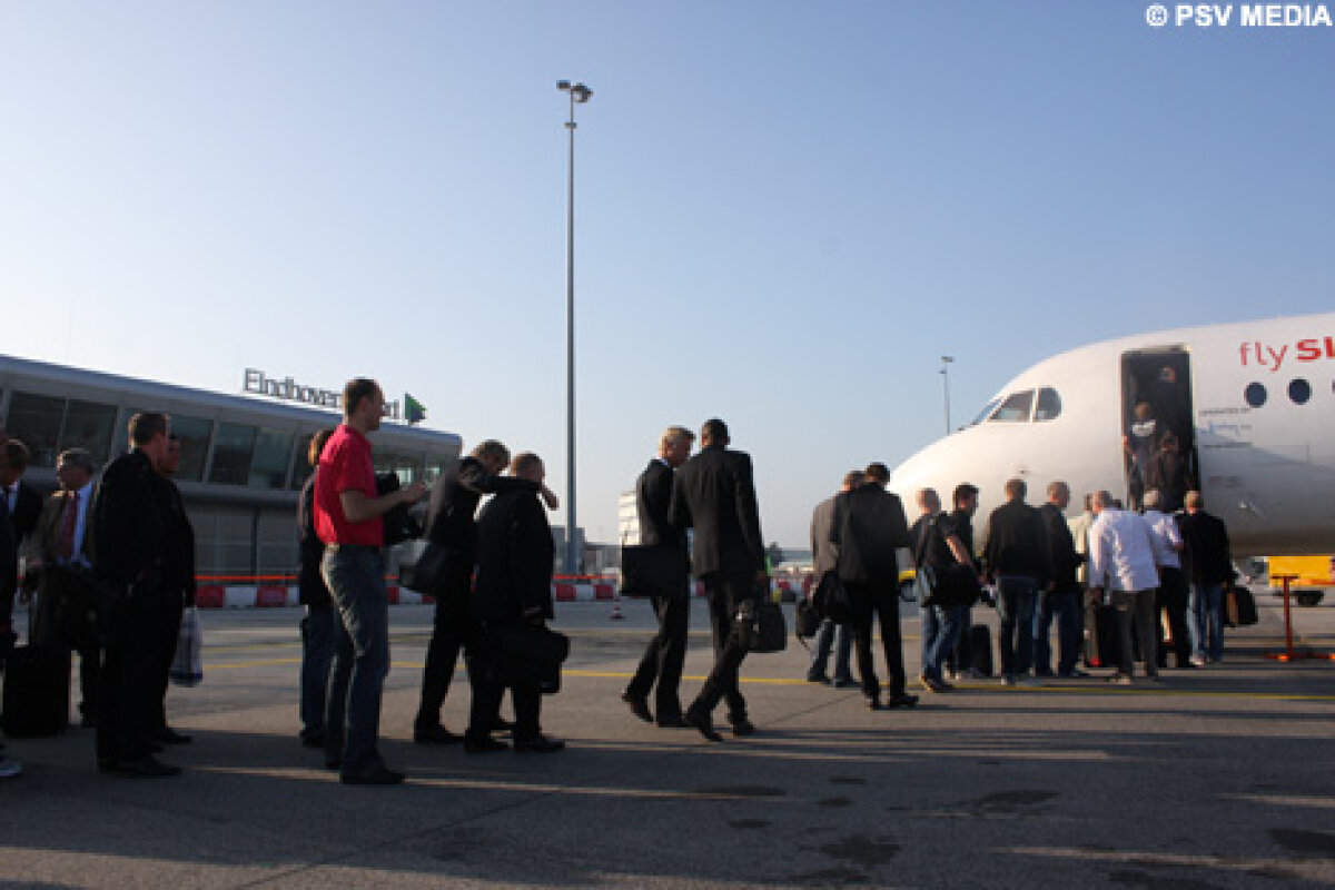 FOTO Avionul lui PSV a sosit la Bucureşti cu o întîrziere de 20 de minute