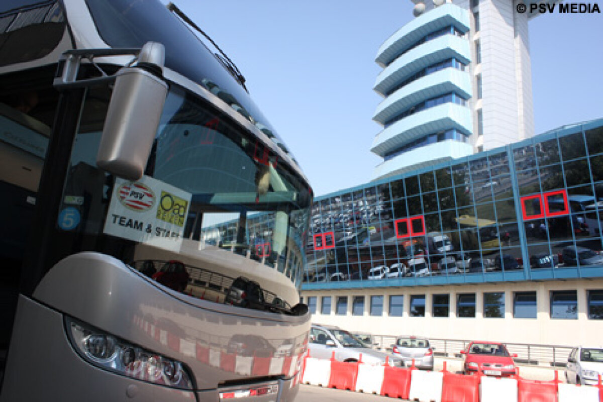 FOTO Avionul lui PSV a sosit la Bucureşti cu o întîrziere de 20 de minute