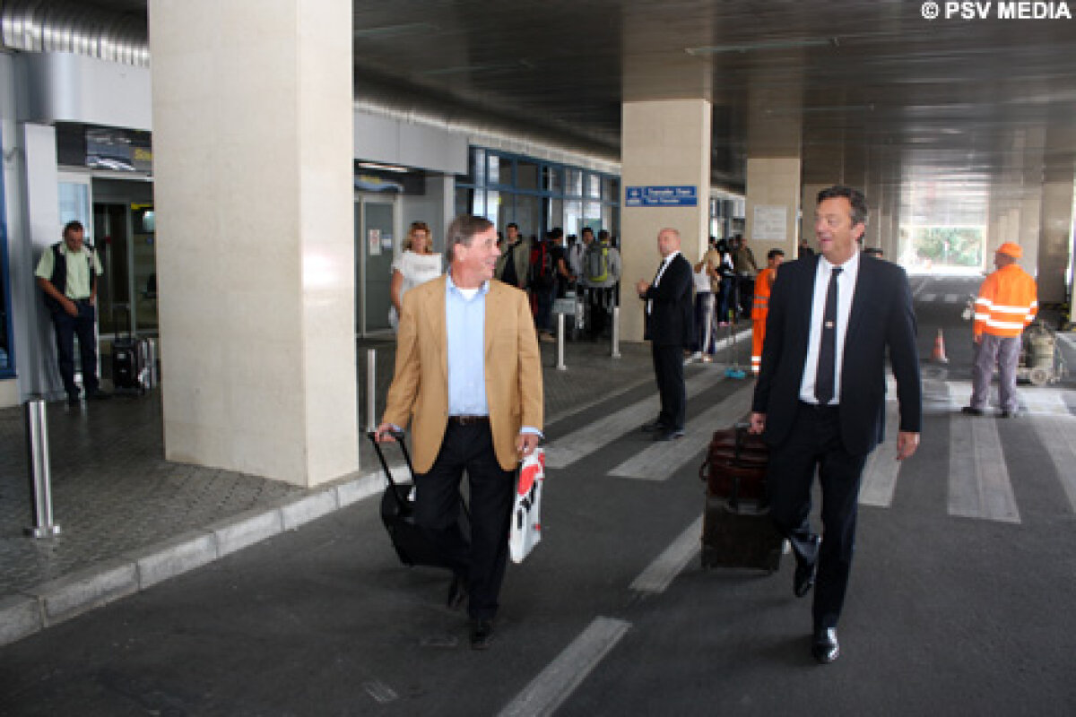 FOTO Avionul lui PSV a sosit la Bucureşti cu o întîrziere de 20 de minute