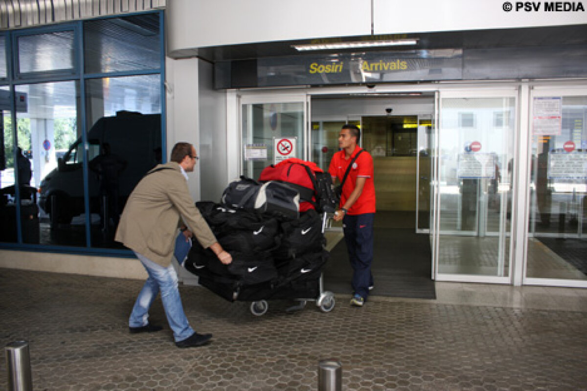 FOTO Avionul lui PSV a sosit la Bucureşti cu o întîrziere de 20 de minute