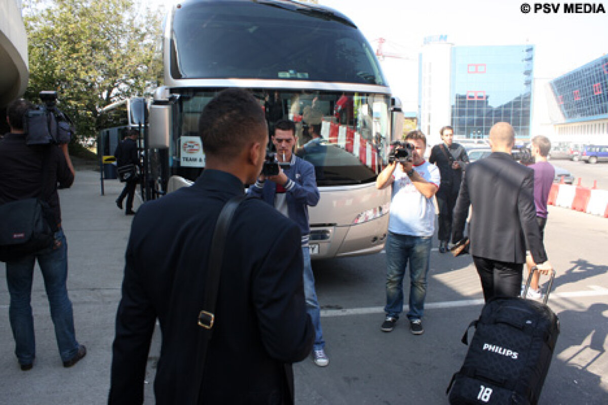 FOTO Avionul lui PSV a sosit la Bucureşti cu o întîrziere de 20 de minute