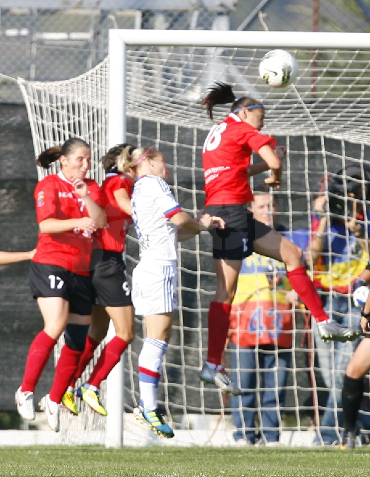 FOTO » Fotbalul e şi pentru fete! Campioana Europei la feminin, Olympique Lyon, a făcut spectacol cu Olimpia Cluj