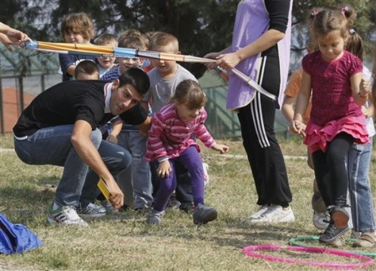 VIDEO/ La joacă cu cei mici » Novak Djokovici a vizitat o grădiniţă din Serbia