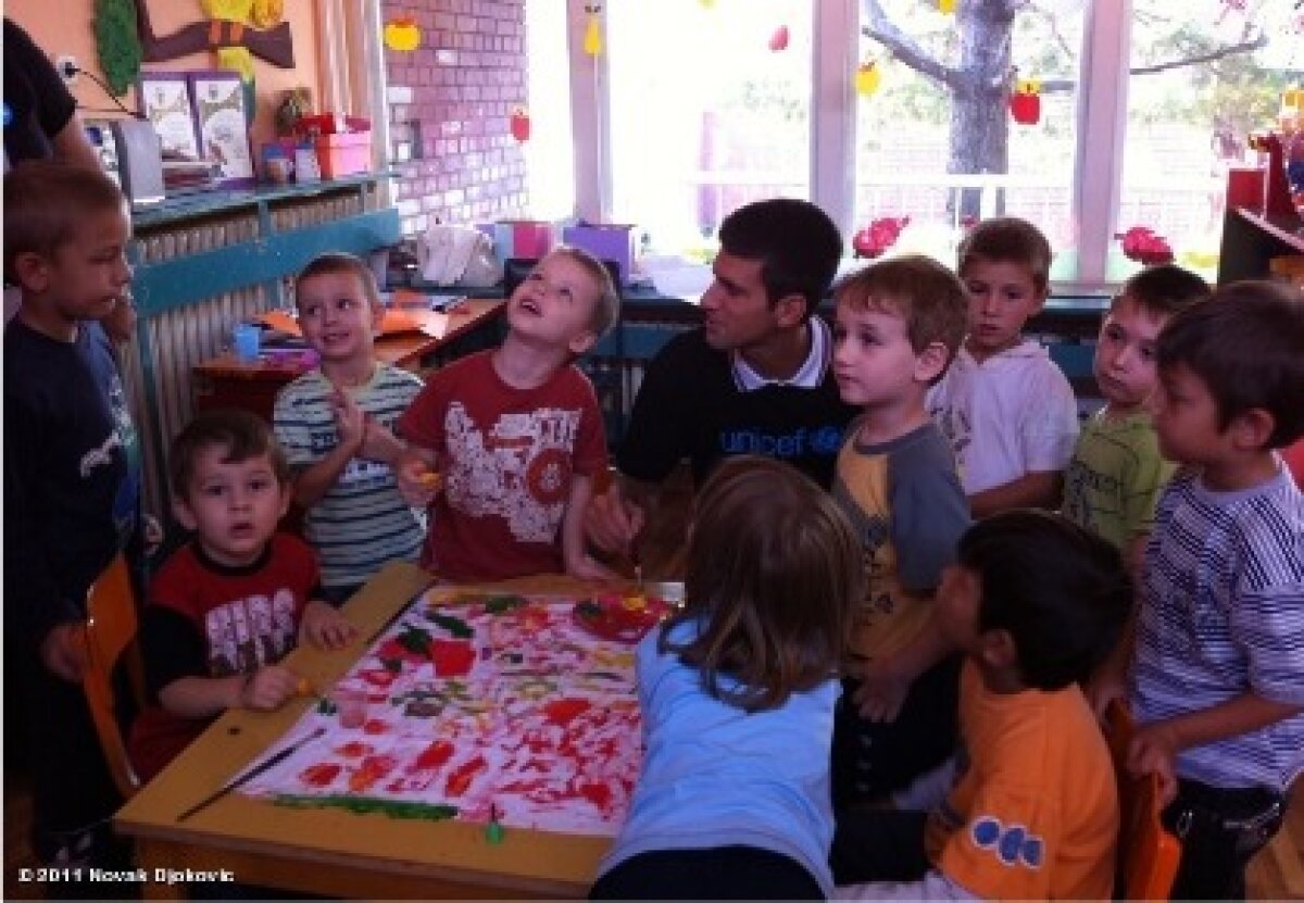 VIDEO/ La joacă cu cei mici » Novak Djokovici a vizitat o grădiniţă din Serbia