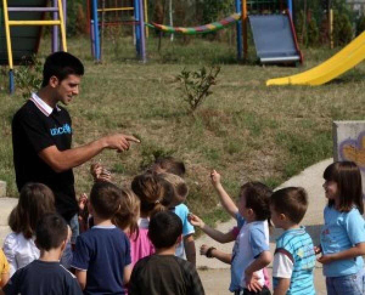 VIDEO/ La joacă cu cei mici » Novak Djokovici a vizitat o grădiniţă din Serbia