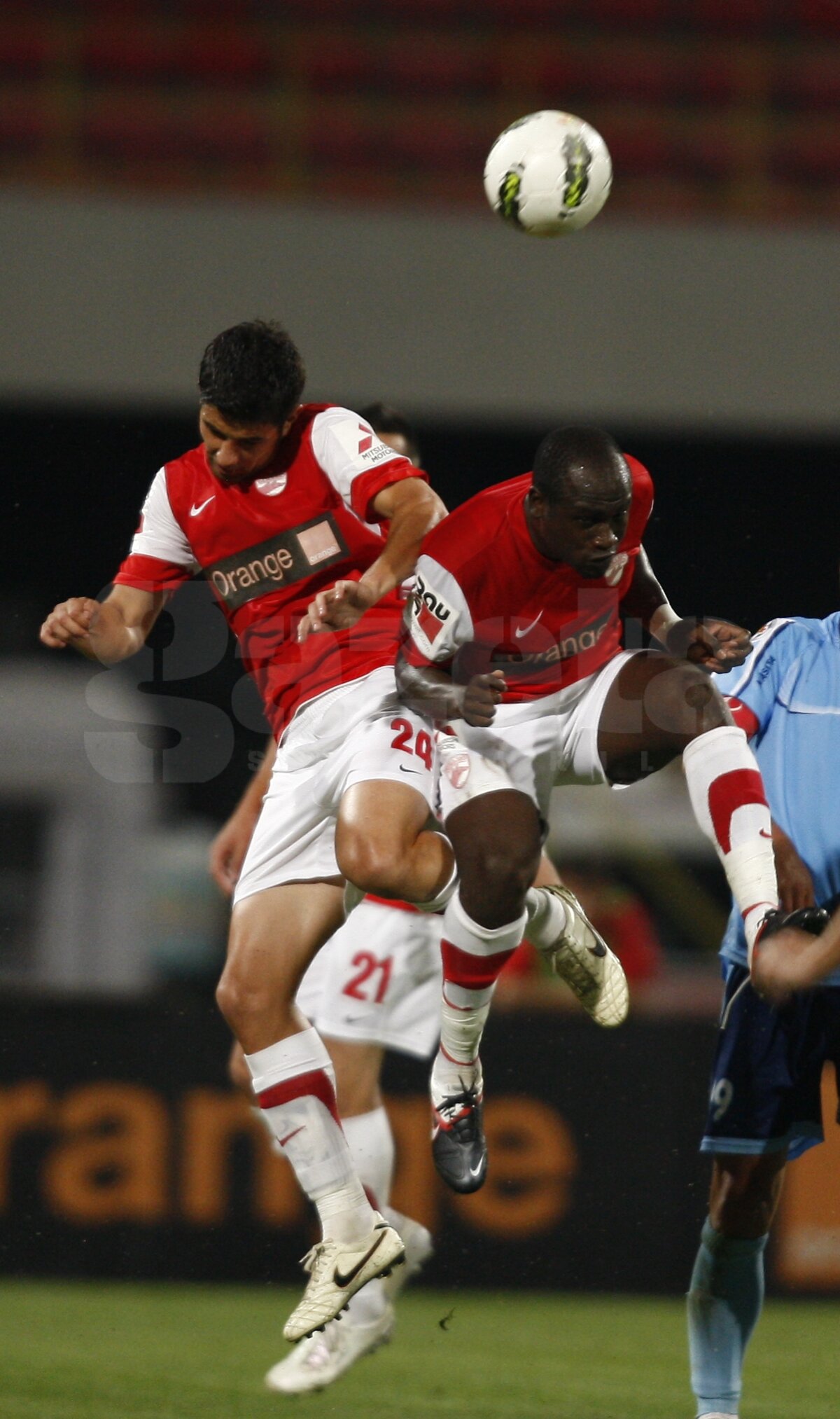 FOTO Fără fani în tribune, Dinamo şi-a consolidat poziţia de lider, după 2-0 cu Chiajna » Marş în tăcere
